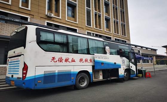 策略冠军论坛组织师生参加无偿献血活动